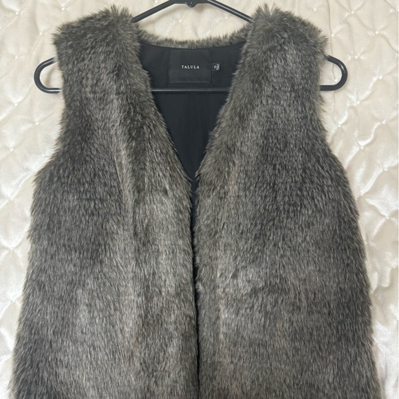 TALULA Aritzia Woman’s faux fur vest in size x-small perfect condition - Picture 1 of 5